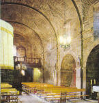 Solemnidad y recogimiento en la nave central de la Iglesia de Fefiñanes