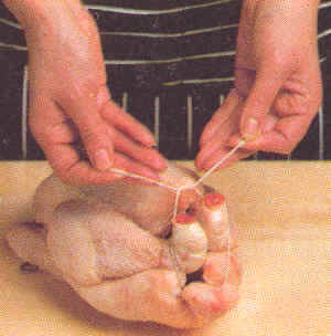Rellenado y armado de un pollo