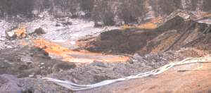 La presa de las minas de Aznalcollar derramó cinco millones de metros cúbicos de agua y lodos tóxicos