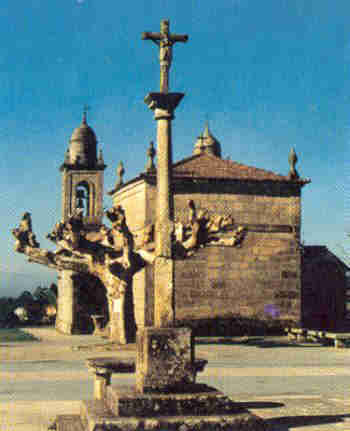 As Neves - Plaza de la Iglesia de Rubiós con su Cruceiro en primer plano