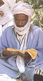 Lectura del Corán por un nómada bereber