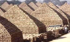 sacos de cacahuetes apilados en forma de pirámide esperando su embarque en Nigeria