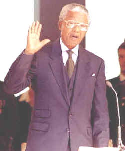 Nelson Mandela jurando su cargo como Presidente de Sudáfrica