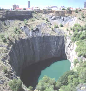 agujero en Kimberley, considerado el tradicional centro diamantífero, en Sudáfrica