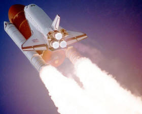 La propulsión a chorro se emplea preferentemente en aeronaves que precisan alcanzar grandes velocidades o altitud, como son los cohetes y naves espaciales