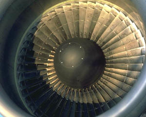 Vista del ventilador de un motor turbofan, ubicado dentro del cilindro del motor