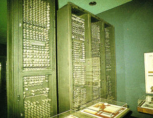 Los primeros ordenadores necesitaban mucho espacio para hacer menos operaciones que cualquier ordenador personal actual, además, su velocidad de trabajo era también mucho menor que los de hoy en día.