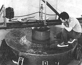 Fig. 24 (a) Maquinado del espejo de dos metros de diámetro en el Instituto de Astrofísica, Óptica y Electrónica de Puebla, México, para el telescopio de Cananea