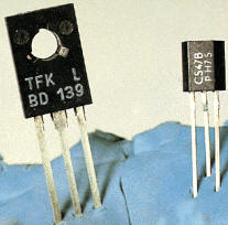 La función del transistor es idéntica a la de las lámparas de vacío. No obstante, aventaja a las lámparas y tubos de vacío utilizados en los primeros ordenadores, en que puede emplearse para amplificar corrientes y generar, modular o detener oscilaciones eléctricas.