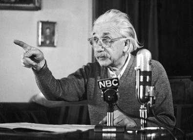 Entrevista a Einstein ¿Me puede usted explicar la Relatividad? —le preguntó el periodista