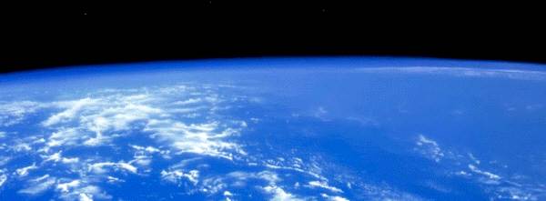 Todo el planeta está envuelto en la atmósfera, una capa gaseosa que se extiende hasta unos 300 km. de altura