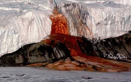 Sulfobacterias en una grieta de un glaciar del Antártico producen esta espectacular imagen