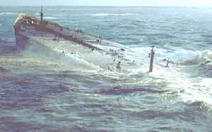 El Amoco Cádiz, embarrancado el 16 de marzo de 1978 frente a las costas de Bretaña (Francia)