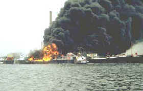 El Cibro Savannah, tras su explosión en Linden, New Jersey, el 6 de marzo de 1990