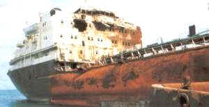 El buque Mokran, dañado por efecto de los ataques aéreos durante la guerra del Golfo Pérsico