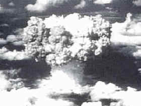 La primera bomba atómica detonada en el desierto de Los Álamos en 1945 liberó 