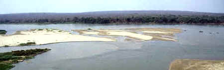 El río Zambeze es la vía fluvial y la que acoge el embalse con planta hidroeléctrica más importante de Mozambique