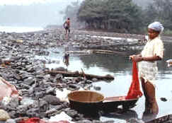 Mujer indígena de Santo Tomé haciendo la colada en el río