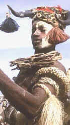 Danzante ballouk (Senegal) ataviado con su indumentaria típica