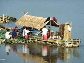 Embarcaciones de balsa sobre el río Mekong, Tailandia