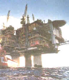 Plataforma petrolífera: No fue hasta principios del siglo XIX en que se comenzó a dar valor comercial al petróleo