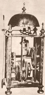 DESPERTADOR. Fabricado en el año 1600. Se aprecia el característico mecanismo de "verge and foliot". El reloj de la catedral de San Pablo en Londres estaba basado en ese principio.
