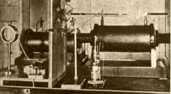 RADIOGRAFÍAS: Roentgen obtuvo las primeras radiografías en 1895, dando el primer paso en la física nuclear. Este es el equipo empleado en tales experimentos, el que en sus aspectos fundamentales no ha tenido variaciones mayores hasta hoy.
