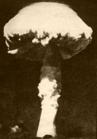 HONGO ATOMICO. En 1954, nueve años después de las explosiones atómicas de Hiroshima y Nagasaki, pescadores japoneses del "Lucki Dragon" quedaron convertidos en espectros debido a la lluvia radiactiva.