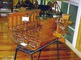 Reproducción a escala del barco de paletas diseñado por Leonardo