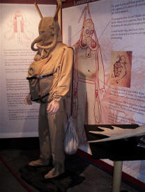 Reproducción del traje de buceo y escafandra diseñado por Leonardo