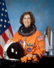 Ochoa, Ellen, primera astronauta de origen hispano de la NASA, nacida en 1958. 