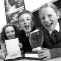 Ganadores de la medalla de oro de la OMPI de la edición de 2003 del concurso "To be an Inventor", en Tayside (Escocia). Estos estudiantes de la Escuela Primaria de Netherlee inventaron "Floodbuster", un dispositivo para evitar que el agua de la bañera se desborde por descuido.