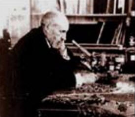 El padre de las neurociencias moderna, Santiago Ramón y Cajal, delante de su microscopio en 1890